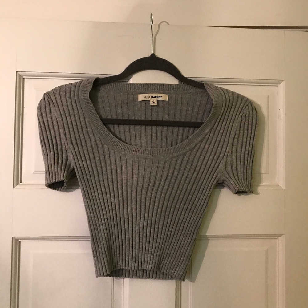 gray crop top